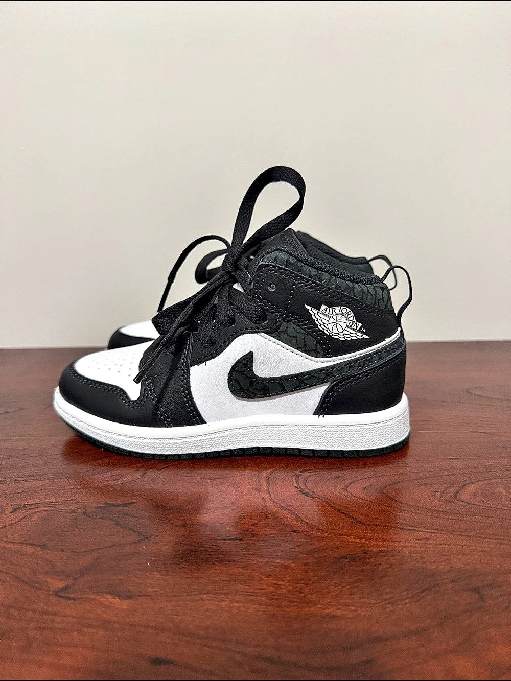 Air Jordan 1 Mid Black & White New Sneakers